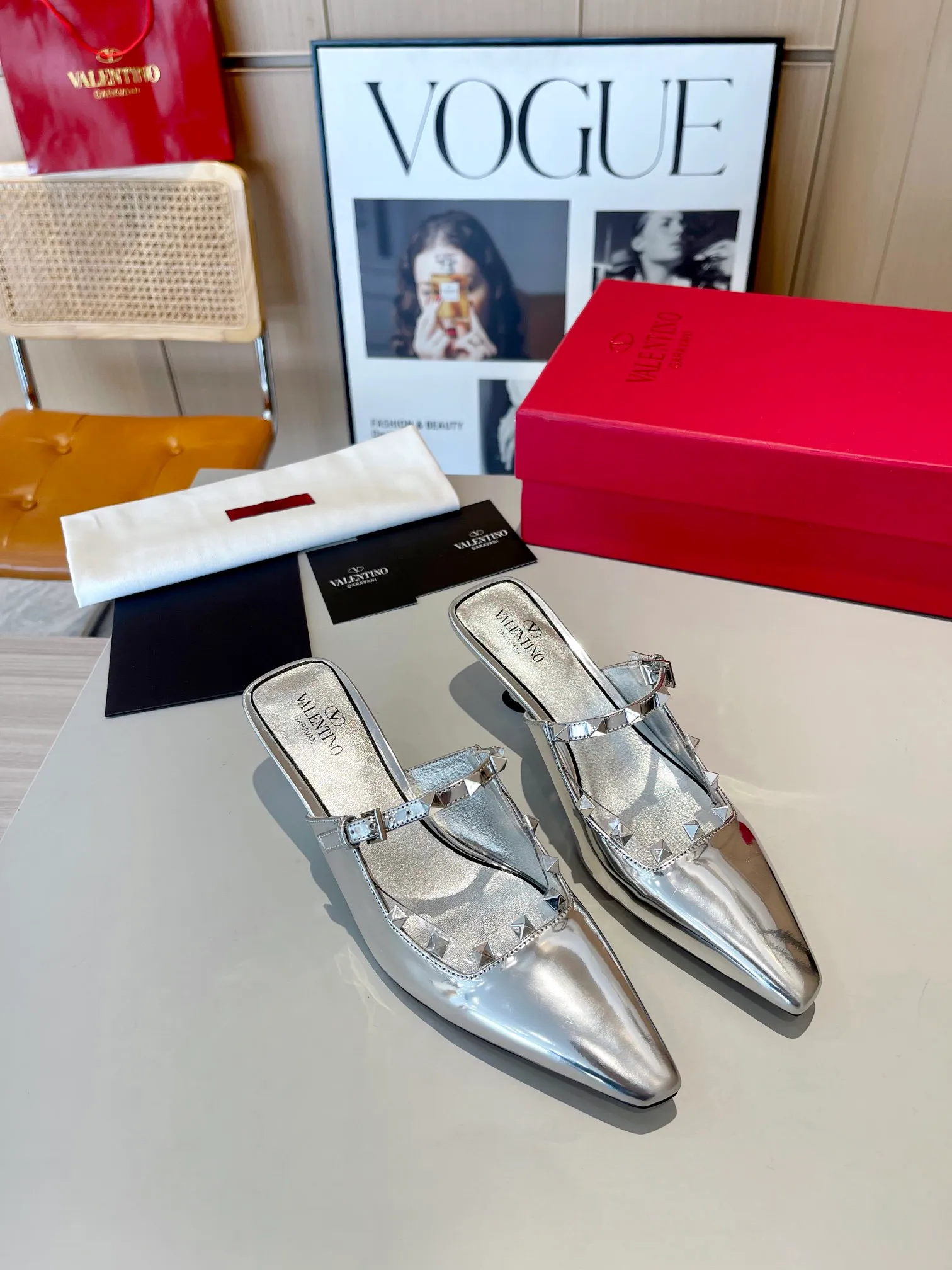👟👟Ex-factory price 400👟👟 Genuine leather bottom +40 Top version 𝑉𝐴𝐿𝐸𝑁𝑇𝐼𝑁𝑂 Valentino 2024 spring and summer new women's back empty 6 colors new product The unique [classic] small rivet hardware accessories bring out a full sense of high-end, and the new season will live up to expectations! Worth buying ★Imported cow patent leather/Absolutely high-grade ❥Original method, absolutely sensual ❥Elegant style, creating a different feeling, simple and elegant style!  Code number: 35-41 (34-42 customized) Fabric: Imported cow patent leather Lining: Sheepskin lining Heel height: 5cm Leather outsole Rubber outsole